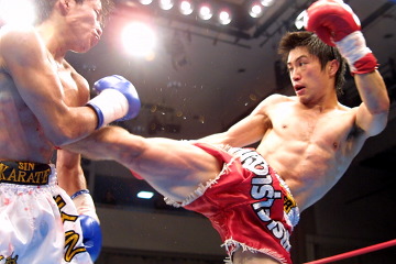 写真) [全日本キック] 8.17 後楽園：佐藤嘉洋、ガオラン下し世界王座