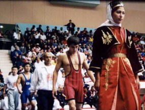 �O�ʌ����ȏ�̓���̗l�q